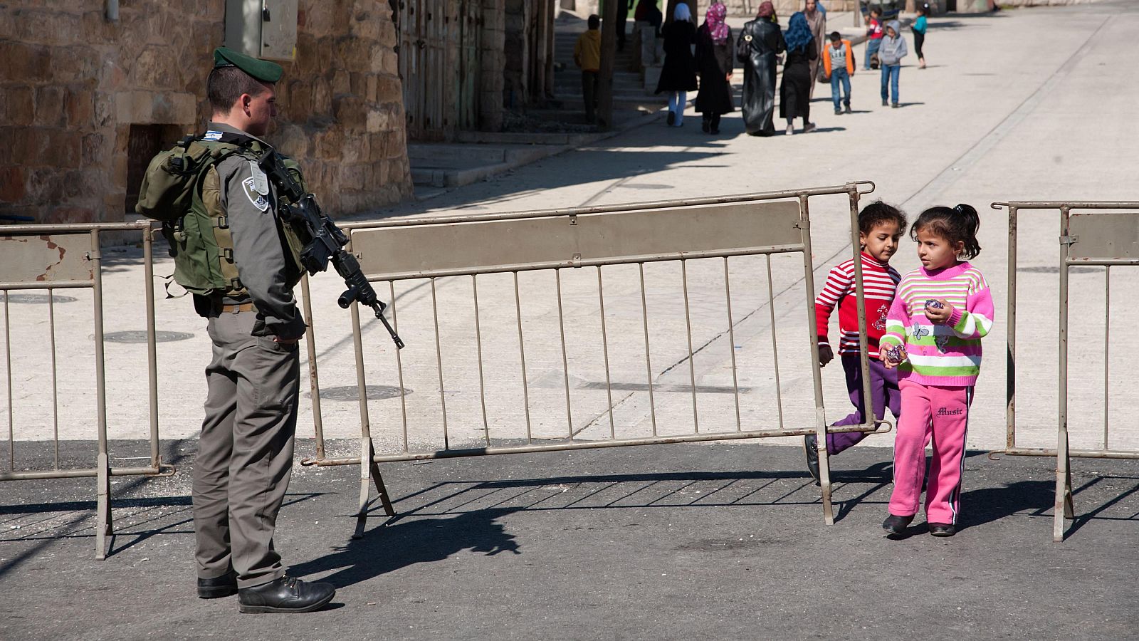 Niñas palestinas cruzan un checkpoint israelí en la ciudad de Hebrón, Cisjordania