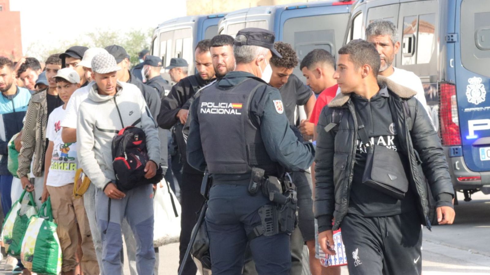 La Policía Nacional está procediendo este domingo al traslado de cientos de migrantes que permanecían durmiendo en la calle a una nueva ubicación en Ceuta.