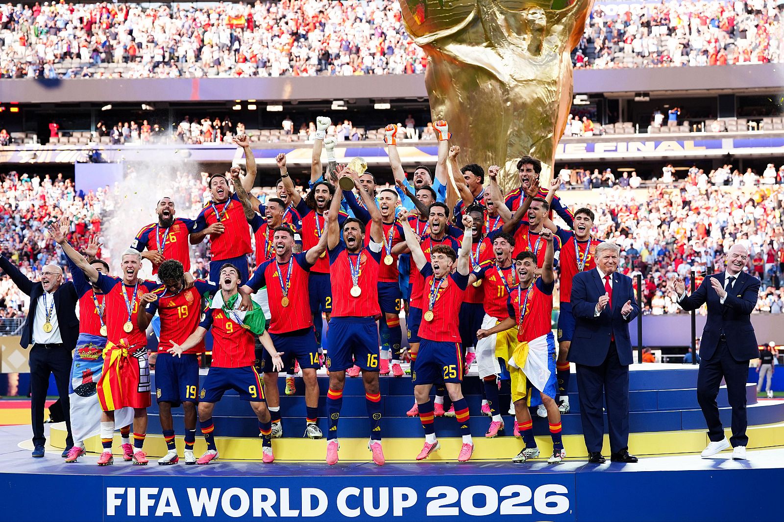 Rodri levanta la Copa del Mundo