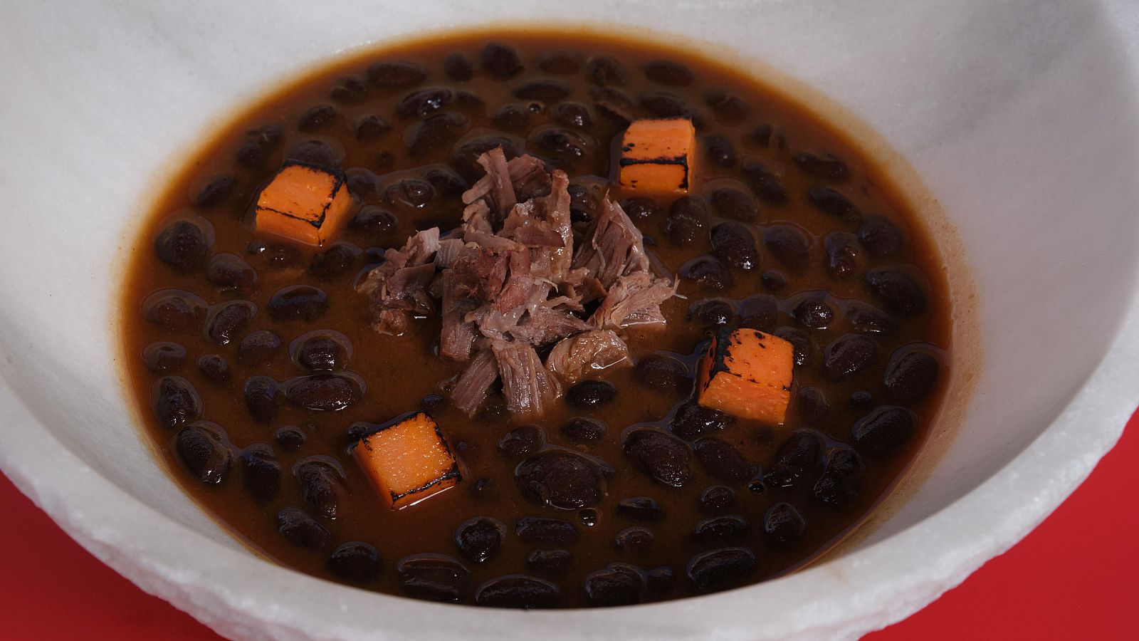 Receta de frijol negro, zancarrón y boniato braseado de MasterChef Celebrity Legends
