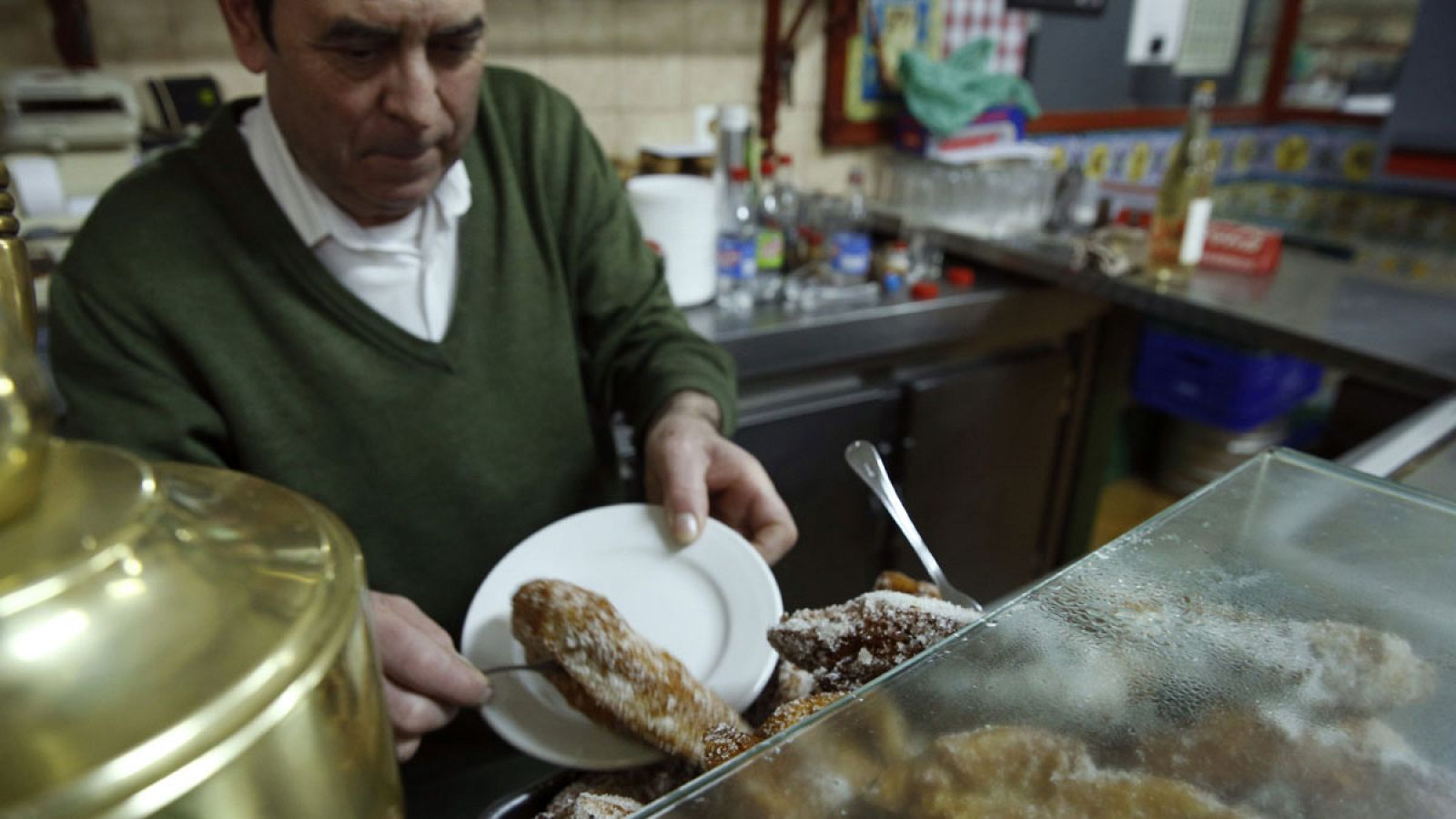 Un camarero sirve torrijas en un establecimiento del centro de Madrid