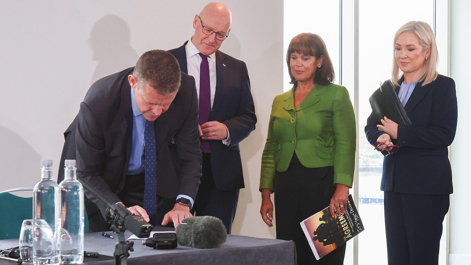Los líderes de los partidos nacionalistas de Escocia, Gales e Irlanda del Norte firman un memorandum conjunto en apoyo a la autodeterminación de sus territorios.