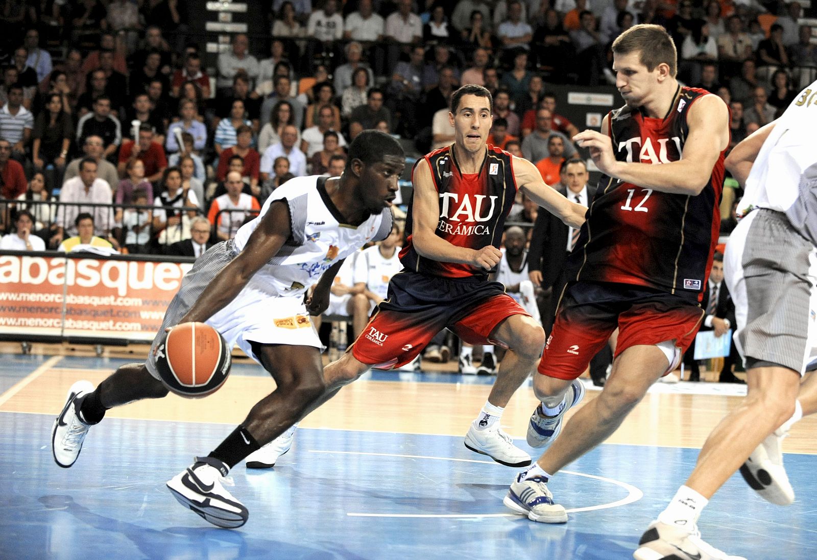 VIVE MENORCA - TAU CERÁMICA