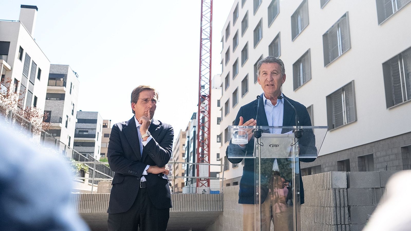 El presidente del PP, Alberto Núñez Feijóo, y el alcalde de Madrid, José Luis Martínez-Almeida, visitan la promoción de viviendas públicas en régimen de alquiler Cañaveral 7.