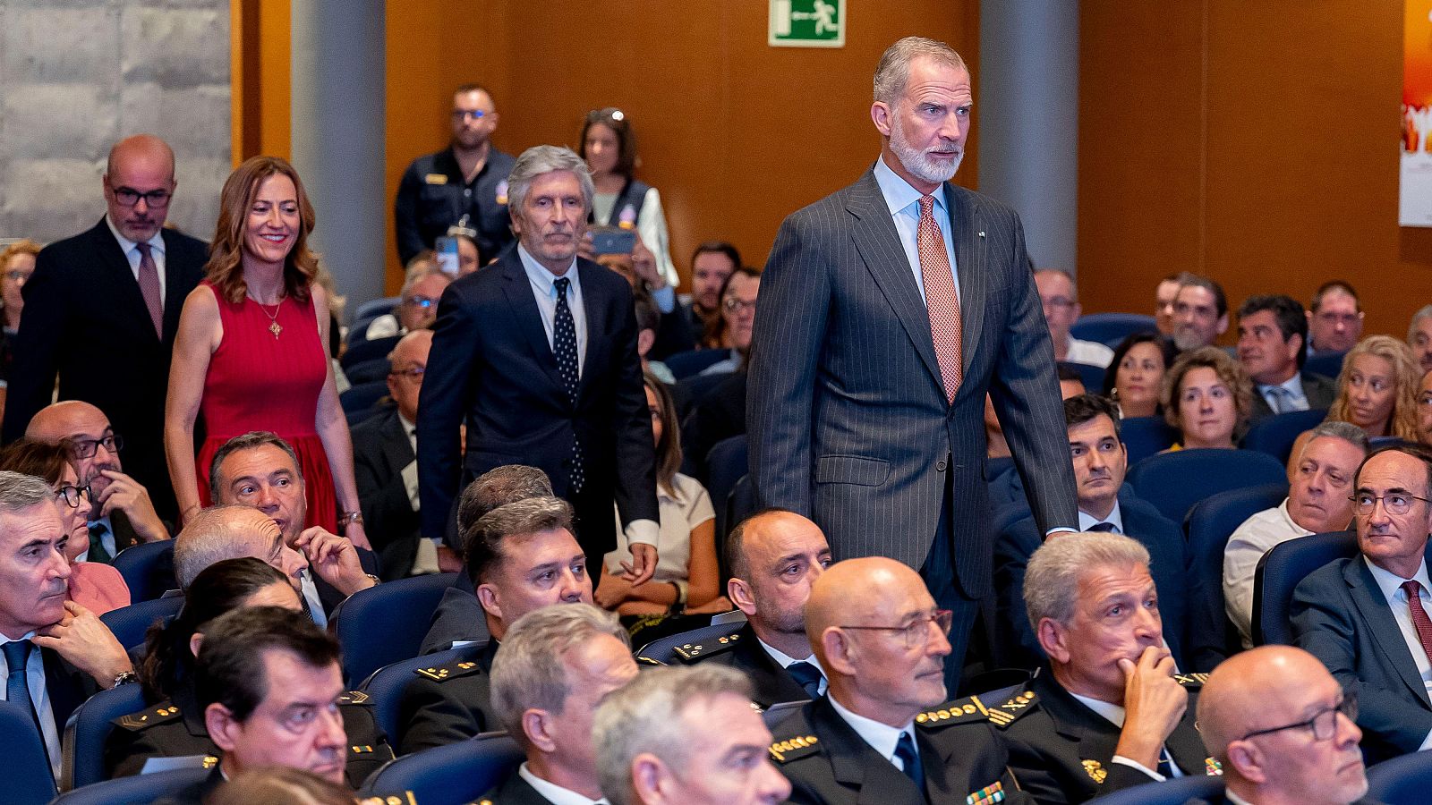 El rey Felipe VI (d), y el ministro del Interior, Fernando Grande-Marlaska (i) durante la apertura del curso 2026-2027 de la Escuela Nacional de Protección Civil