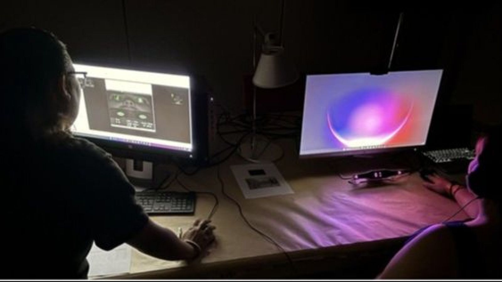 Dos personas en un estudio con poca luz trabajan en ordenadores. Uno analiza datos faciales, el otro observa un fondo abstracto con luz púrpura. Se intuye un estudio sobre consumo de contenido.