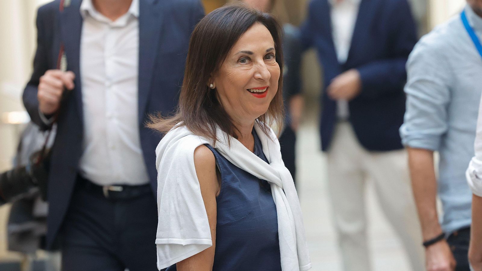 La ministra de Defensa, Margarita Robles, en los pasillos del Senado.