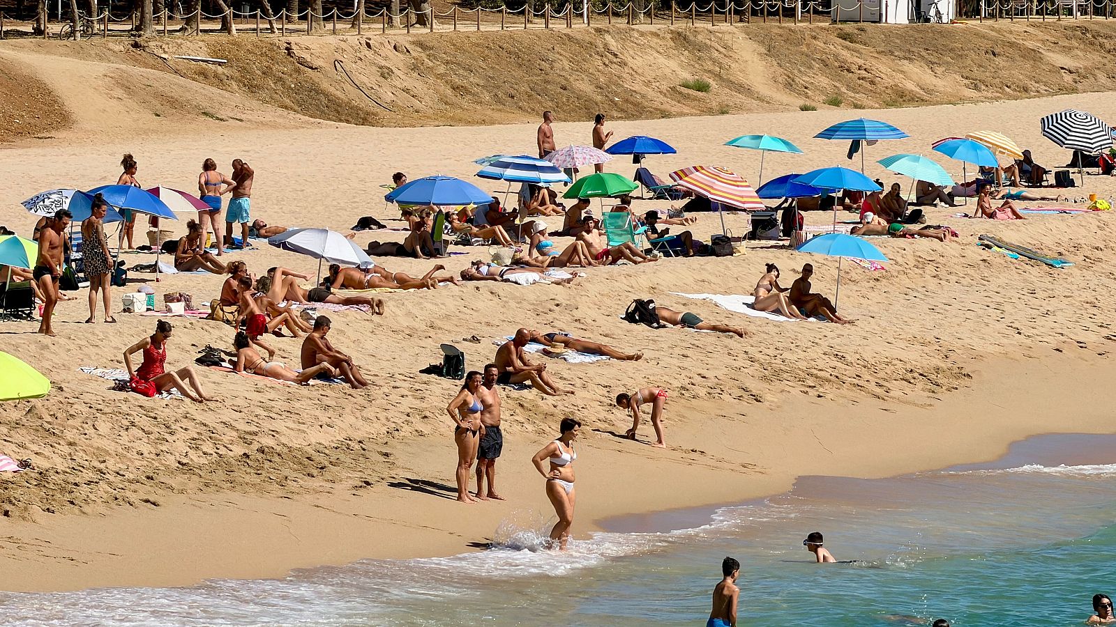 Banyistes a la platja del Callao de Mataró