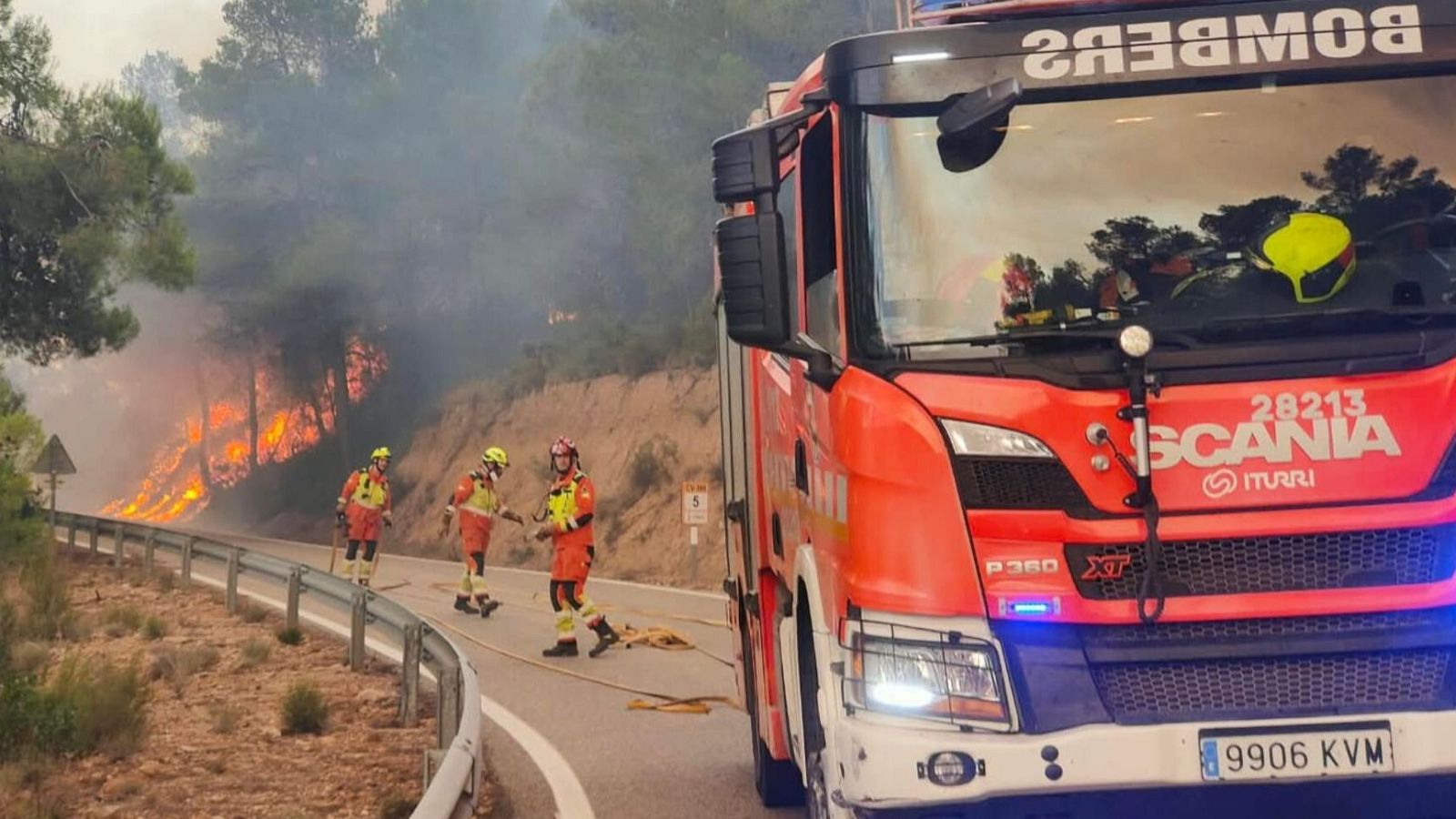 Efectivos del Consorcio Provincial de Bomberos de Valencia trabajando en las tareas de extinción del incendio de Tuéjar.