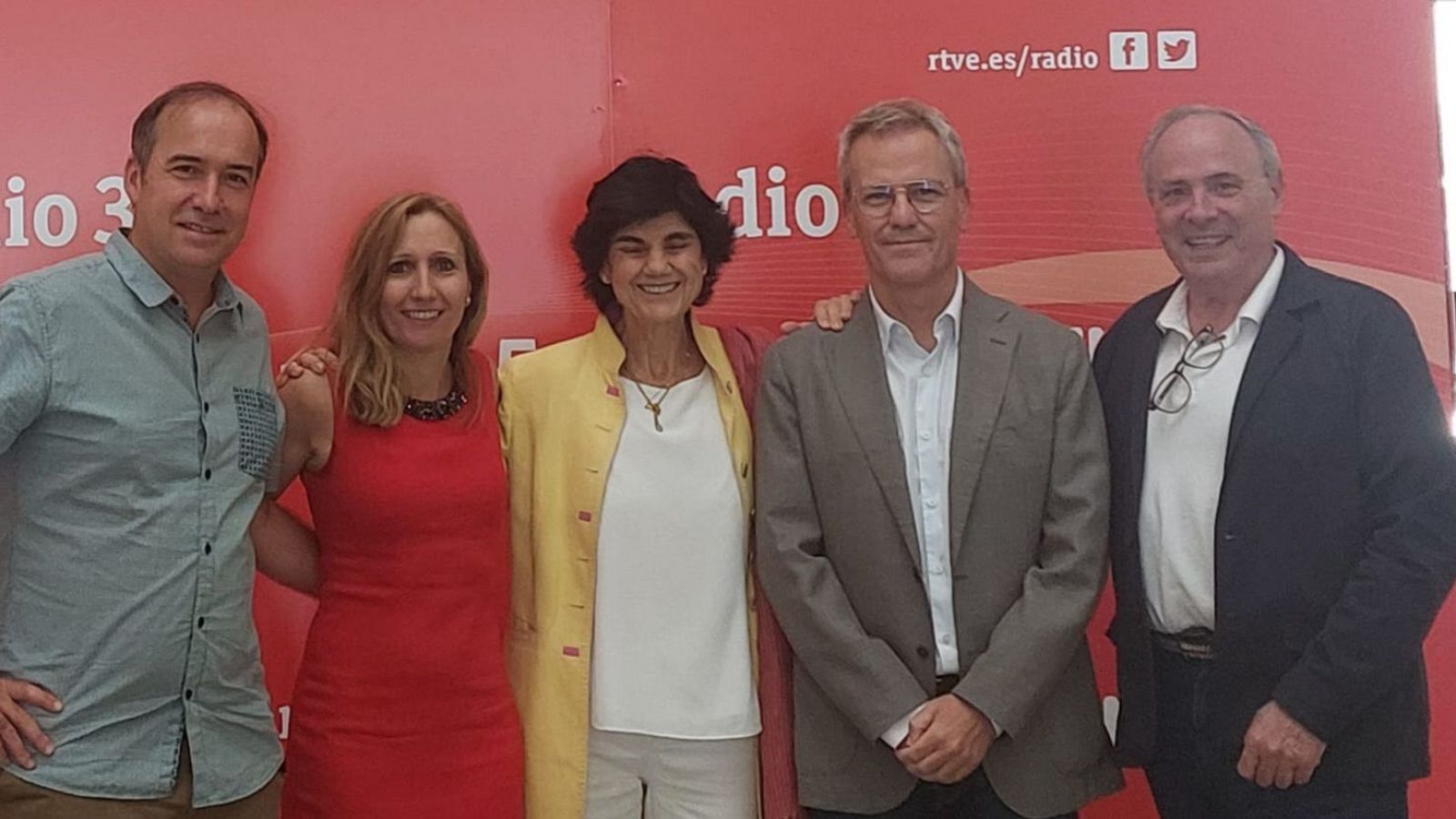 Grupo de cinco personas, incluyendo a David Varona, Marta Fajardo, María Benjumea, Javier Zubieta y Esteban Mayoral, posan sonriendo en las instalaciones de Radio 3 de RTVE.
