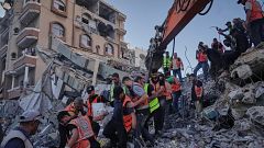 Mueren al menos 21 personas en Gaza al derrumbarse un edificio dañado por la guerra que albergaba a refugiados