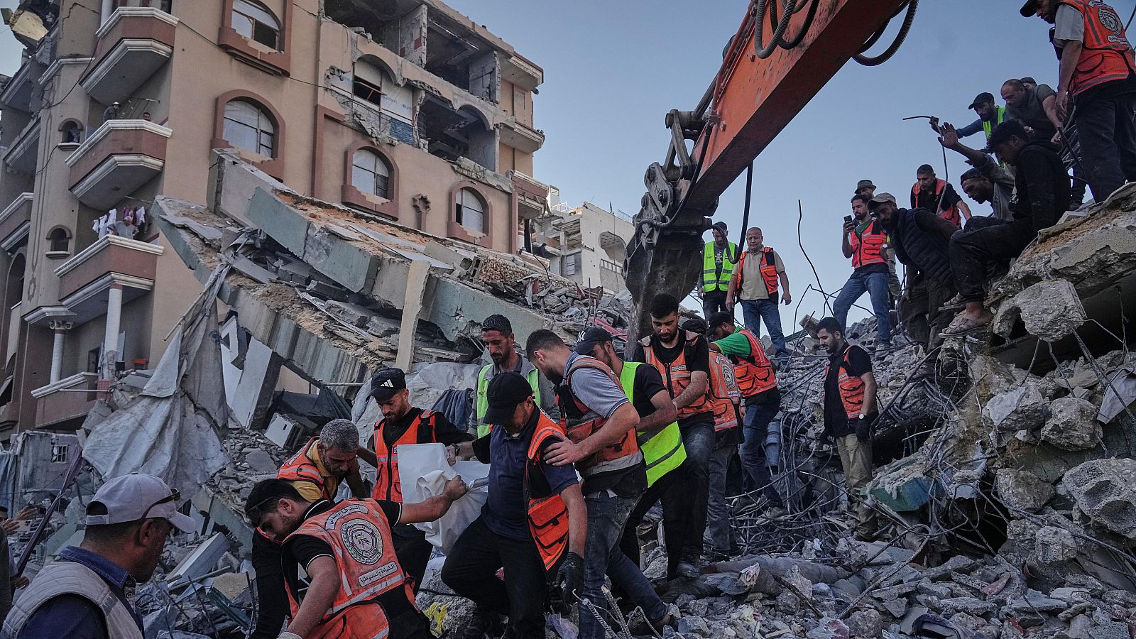 Gaza: un edificio se derrumba y mata a decenas de personas