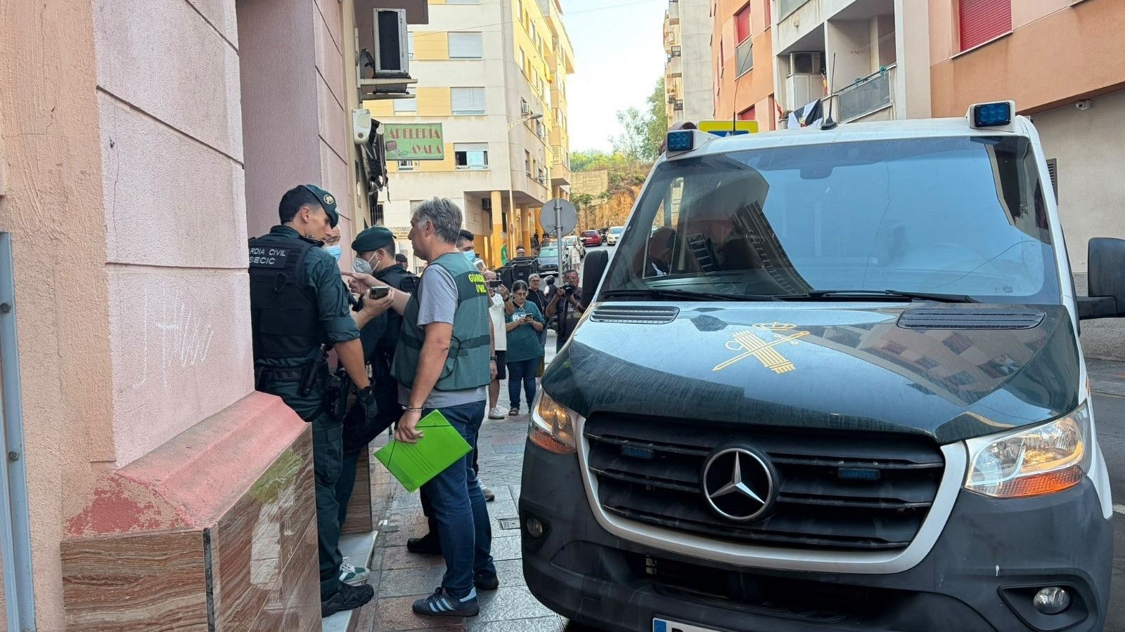 Desalojado un piso en Ceuta con 24 menores migrantes