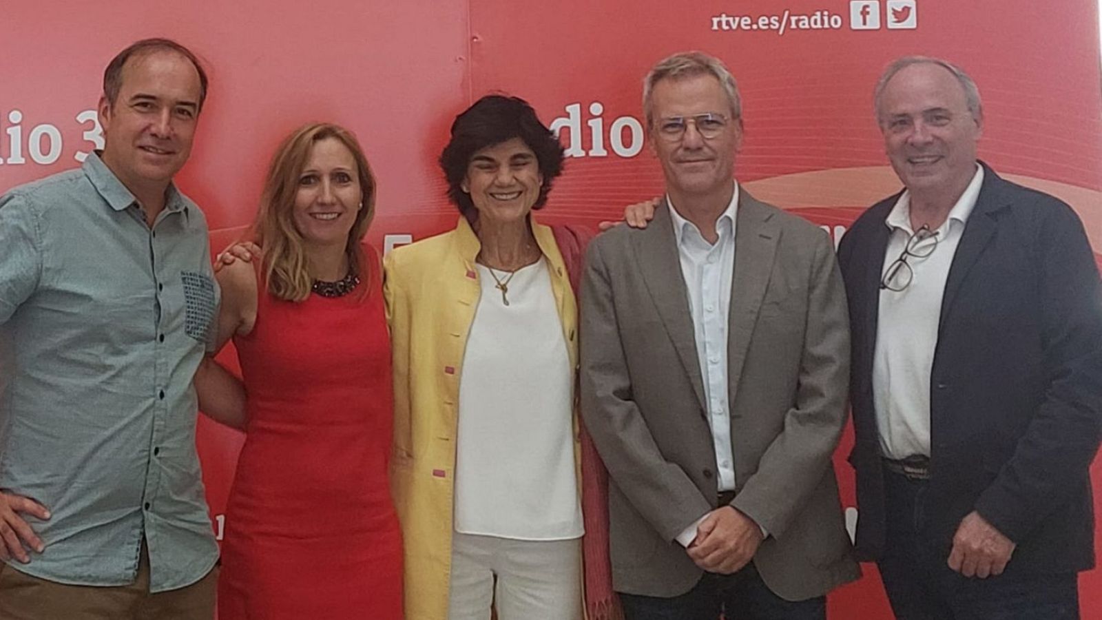 Grupo de cinco personas, incluyendo a David Varona, Marta Fajardo, María Benjumea, Javier Zubieta y Esteban Mayoral, posan sonrientes frente a un fondo con "radio 3" y "rtve.es/radio".
