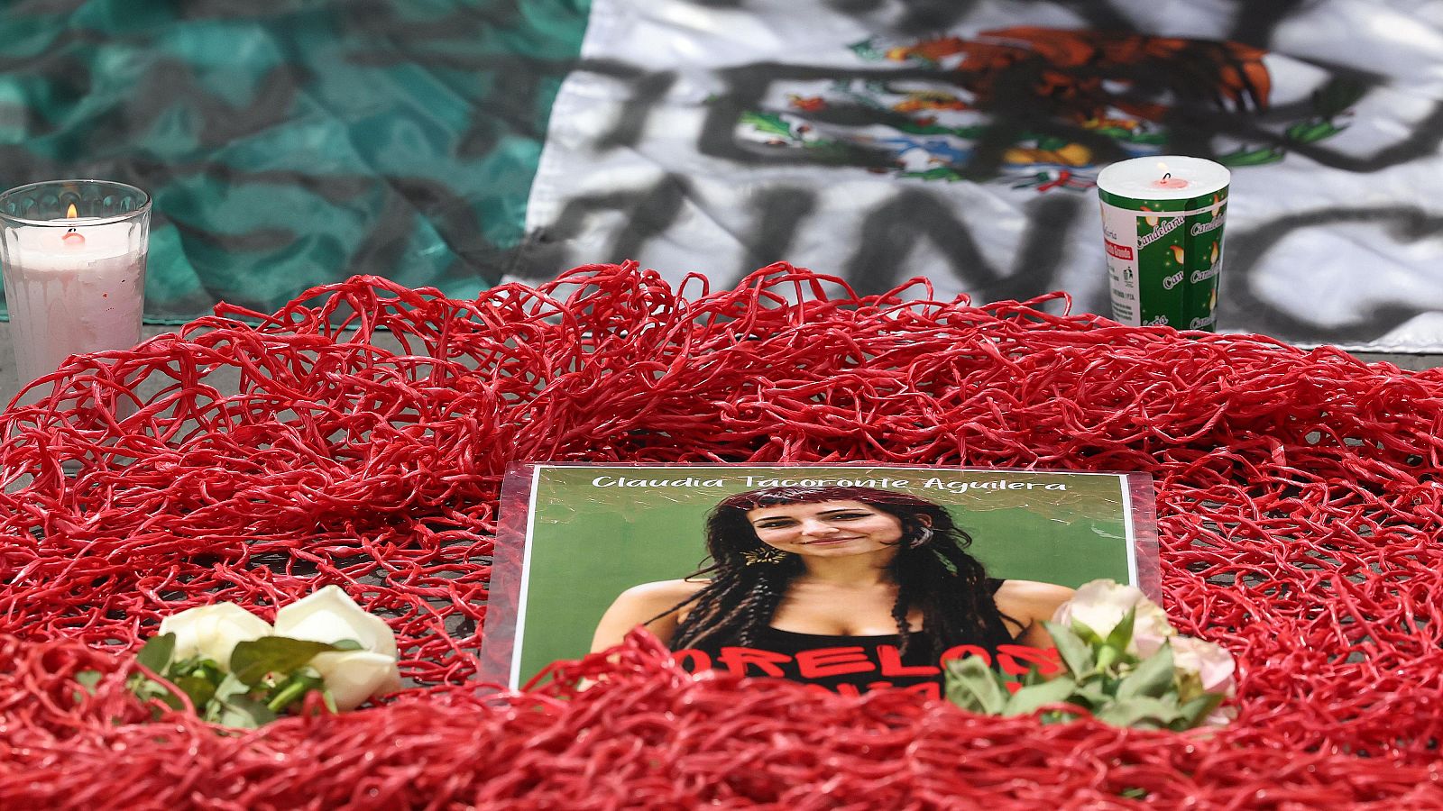 Altar improvisado con velas y flores frente al Palacio de Gobierno de Morelos durante la marcha estudiantil por Claudia Tacoronte.