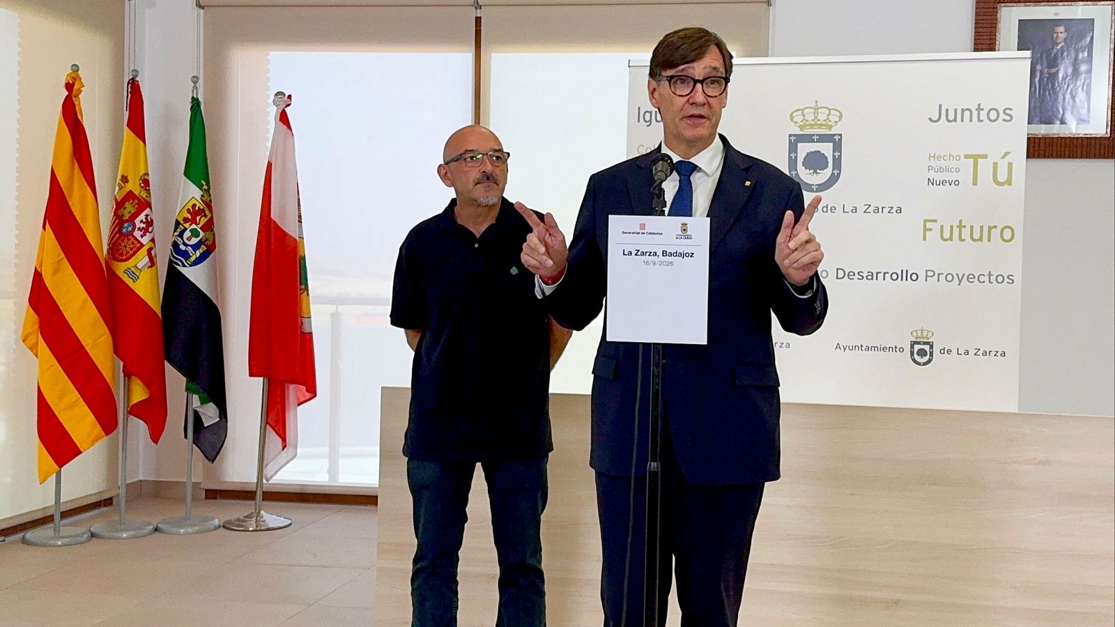 El 'president' de la Generalitat, Salvador Illa, da un discurso en presencia del alcalde de La Zarza, Francisco José Farrona, durante su visita a La Zarza (Badajoz).