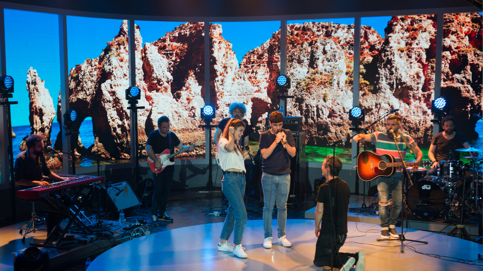 Santi de Love of Lesbian, a los pies de Amaia y Alfred en el ensayo de 'Amaia, Alfred y Amigos'