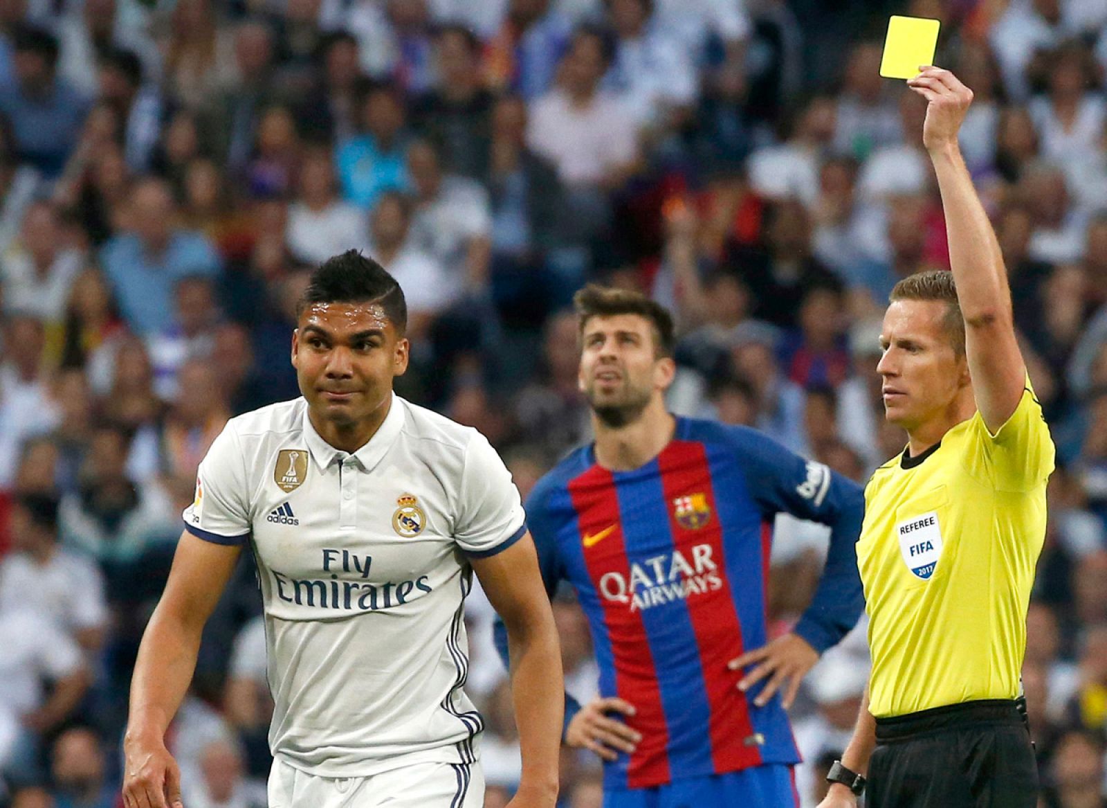 Hernández Hernández durante el Clásico que arbitró en 2016.