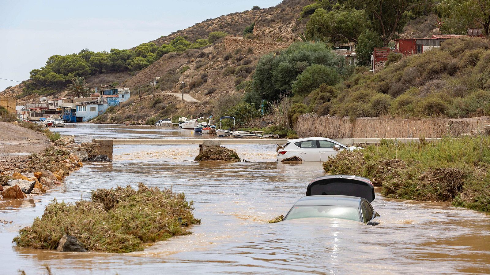 Coches arrastrados por el agua en Cartagena