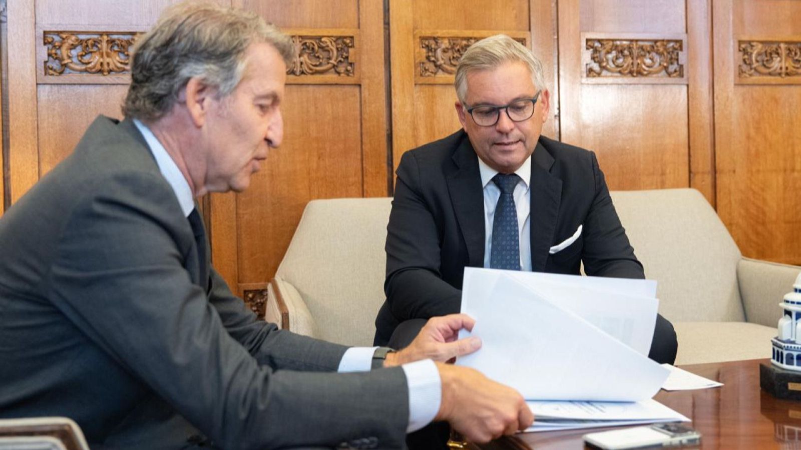 Núñez Feijóo se reune con el comisario europeo de Migración, Magnus Brunner