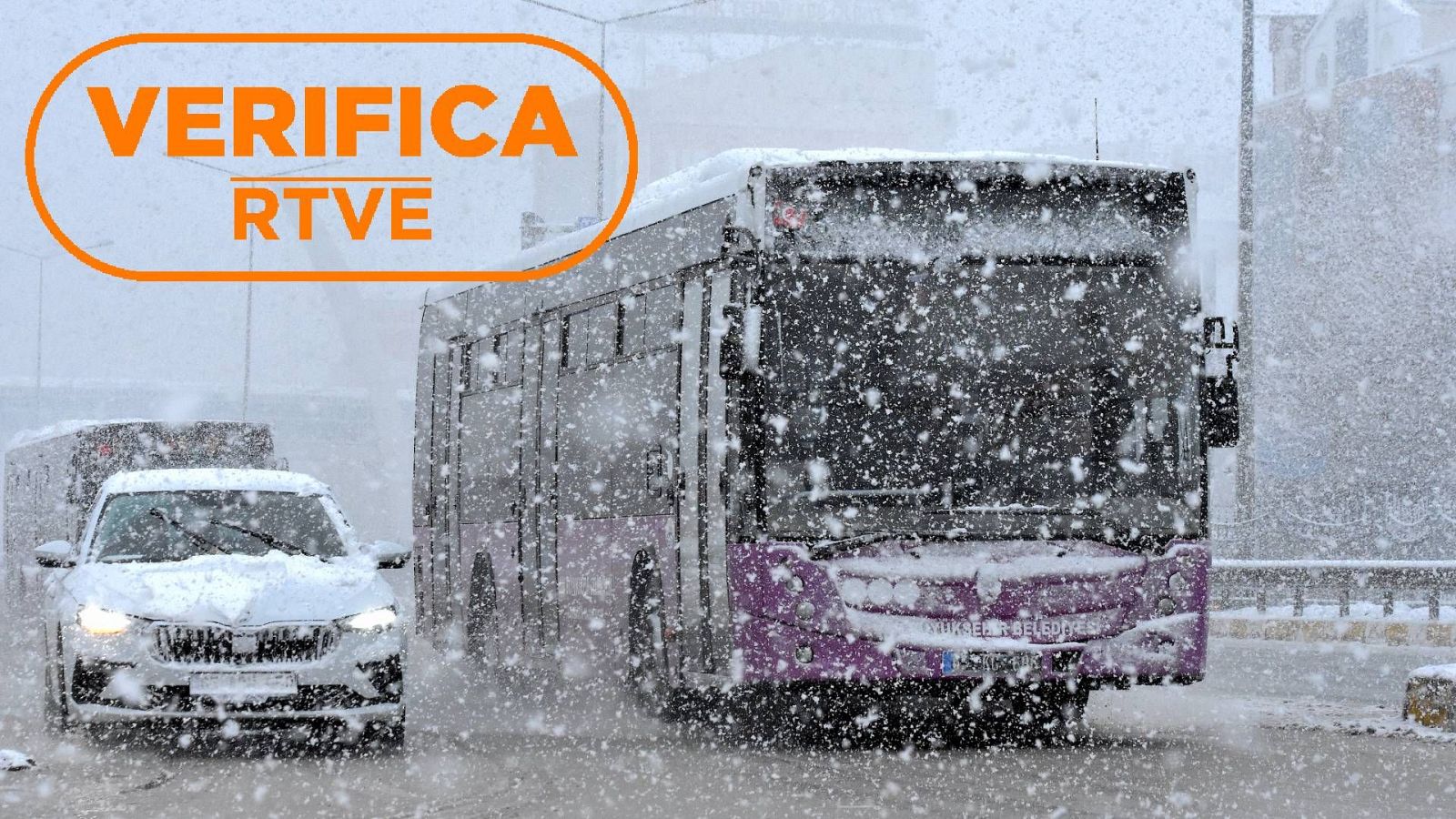 Imagen de recurso de un coche y autobús circulando por una carretera con nieve con sello VerificaRTVE