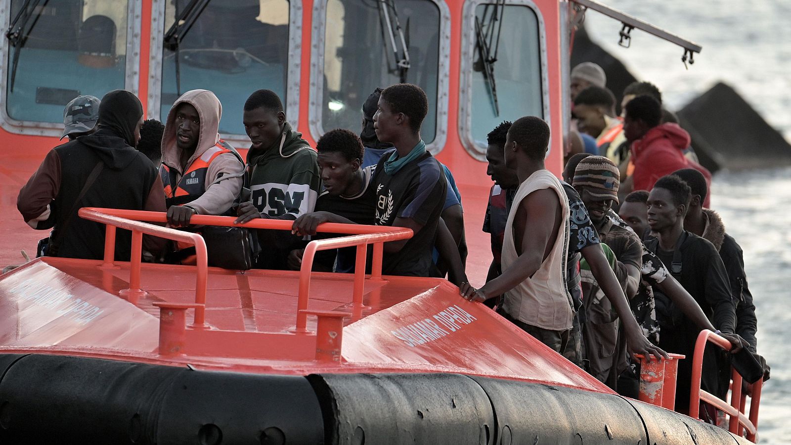 Salvamento Marítimo rescata a 97 migrantes de un cayuco al sur de la isla de El Hierro