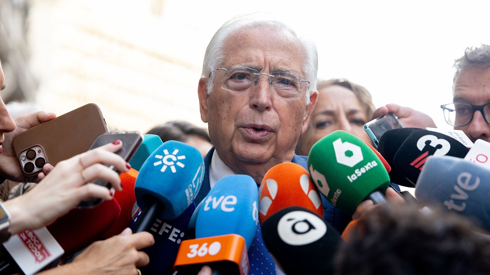 El presidente de Melilla, Juan José Imbroda, atiende a los medios