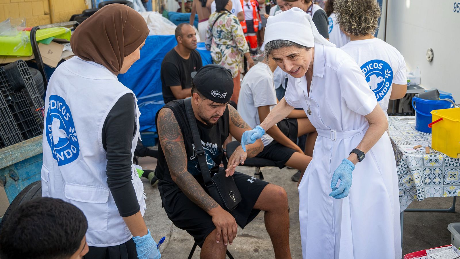 Un equipo de profesionales médicos de la ONG Médicos del Mundo prestando asistencia sanitaria a personas migrantes en un punto asistencial de Ceuta