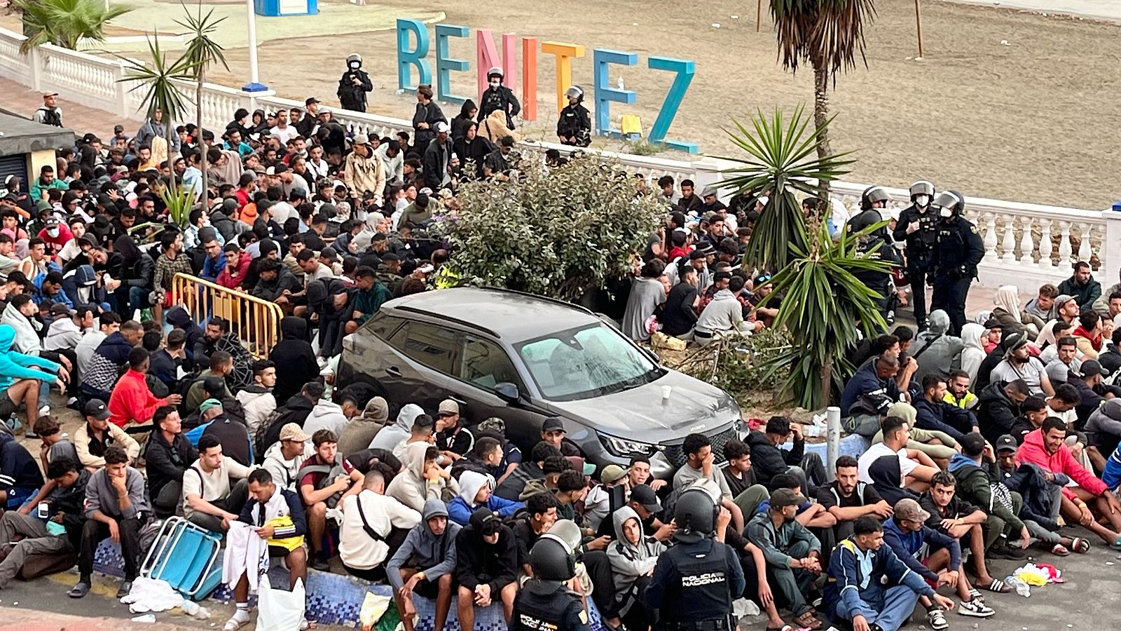 Traslado de migrantes asentados en la playa de Benítez, este viernes.