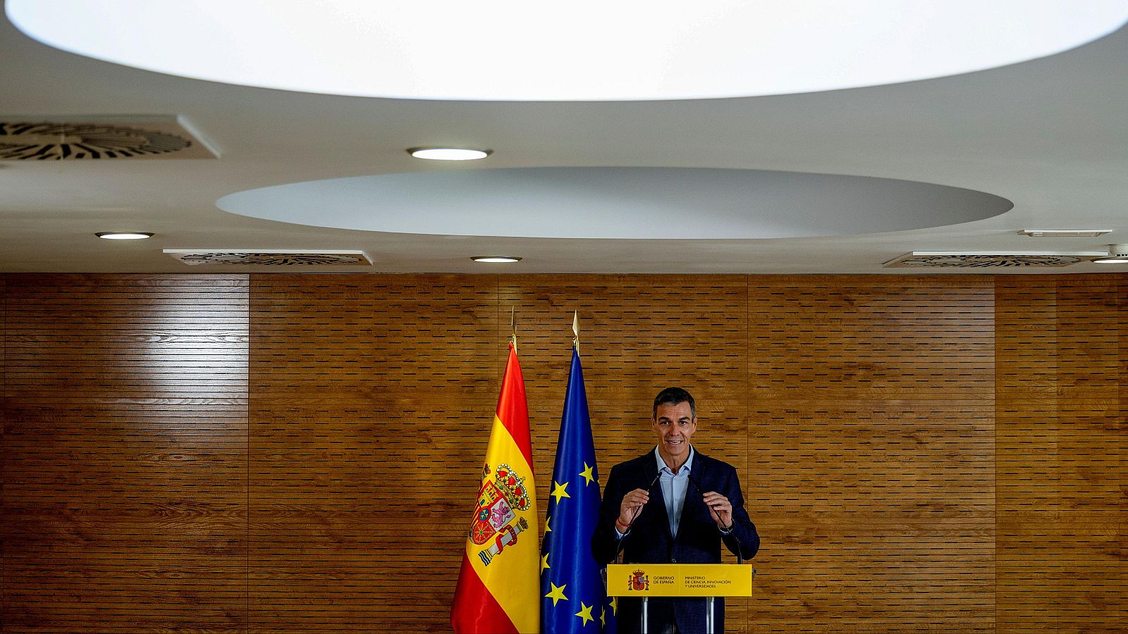 Sánchez anuncia un decreto para aumentar la exigencia de los estudios universitarios.