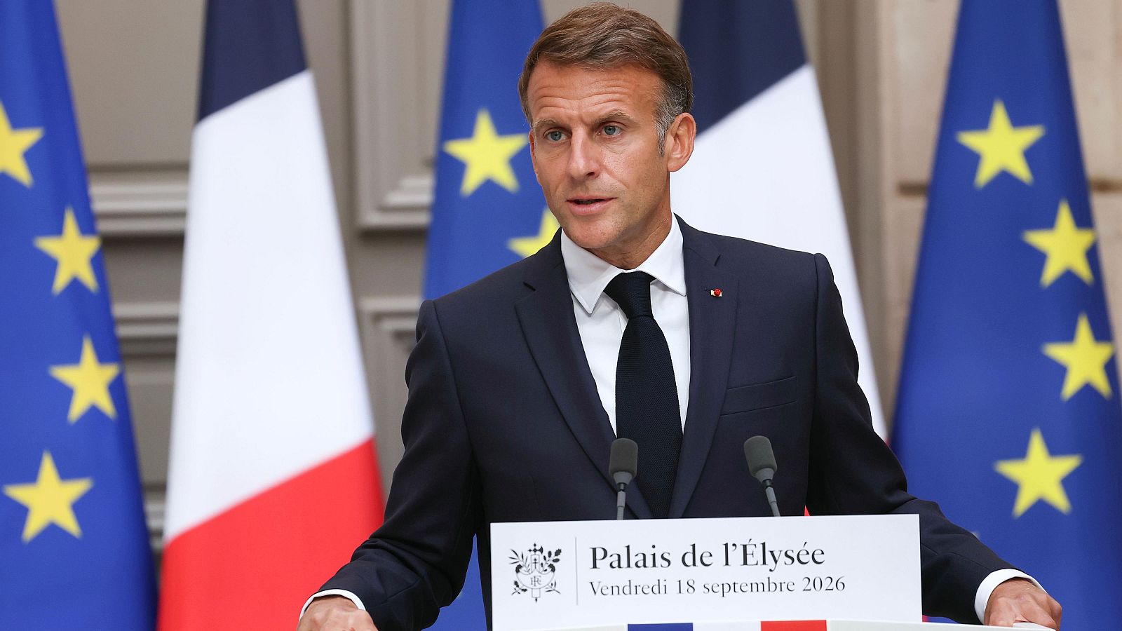 Emmanuel Macron, presidente de Francia, habla detrás de un podio con las banderas de Francia y la UE en el Palais de l'Élysée.