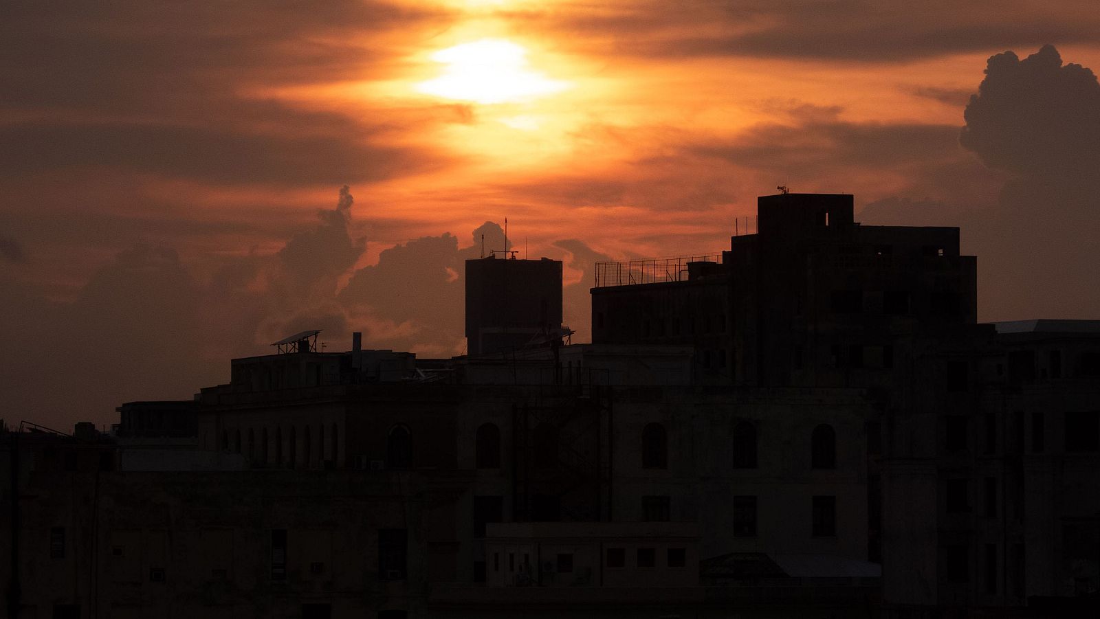 La Habana al atardecer durante un apagón masivo, el octavo registrado en Cuba en lo que va de 2026, en medio de la escasez de combustible.