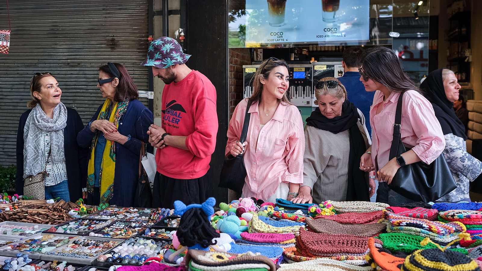 Un grupo de mujeres realiza compras en la plaza Tajrish, en el norte de Teherán, sin cubrirse el cabello con el velo islámico.