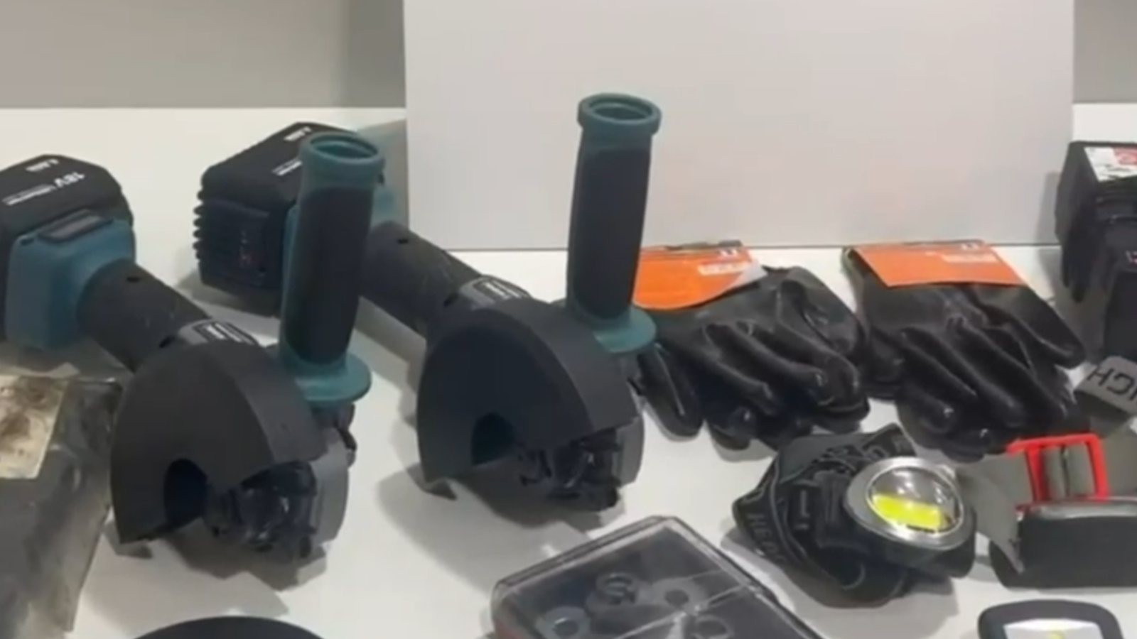 Material intervingut a un grup de persones enxampat quan pretenia robar coure ferroviari a Roda de Berà