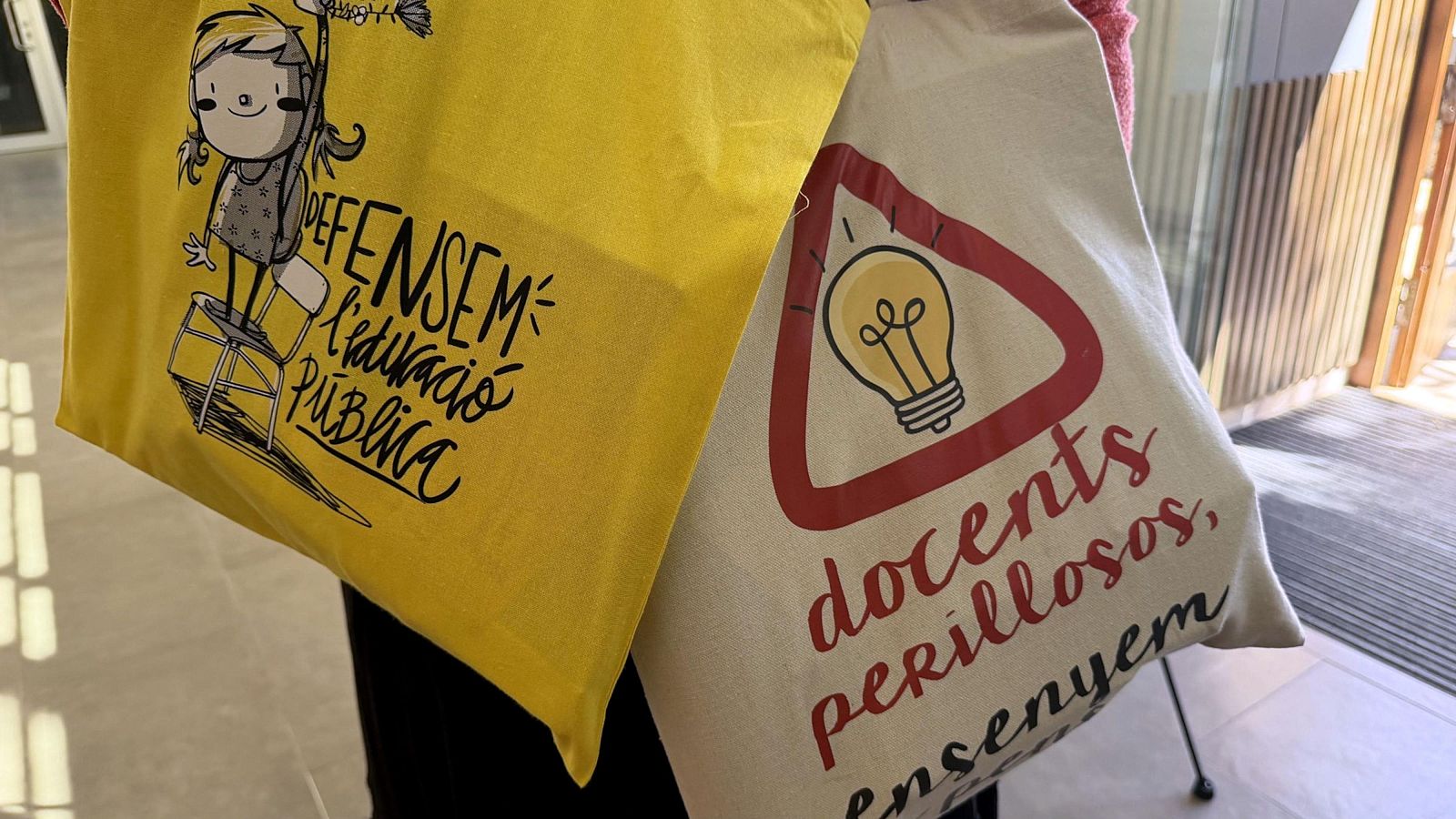 Bosses reivindicatives del col·lectiu docent a l'Assemblea Educativa de Catalunya d'aquest dissabte a Vandellòs i l'Hospitalet de l'Infant