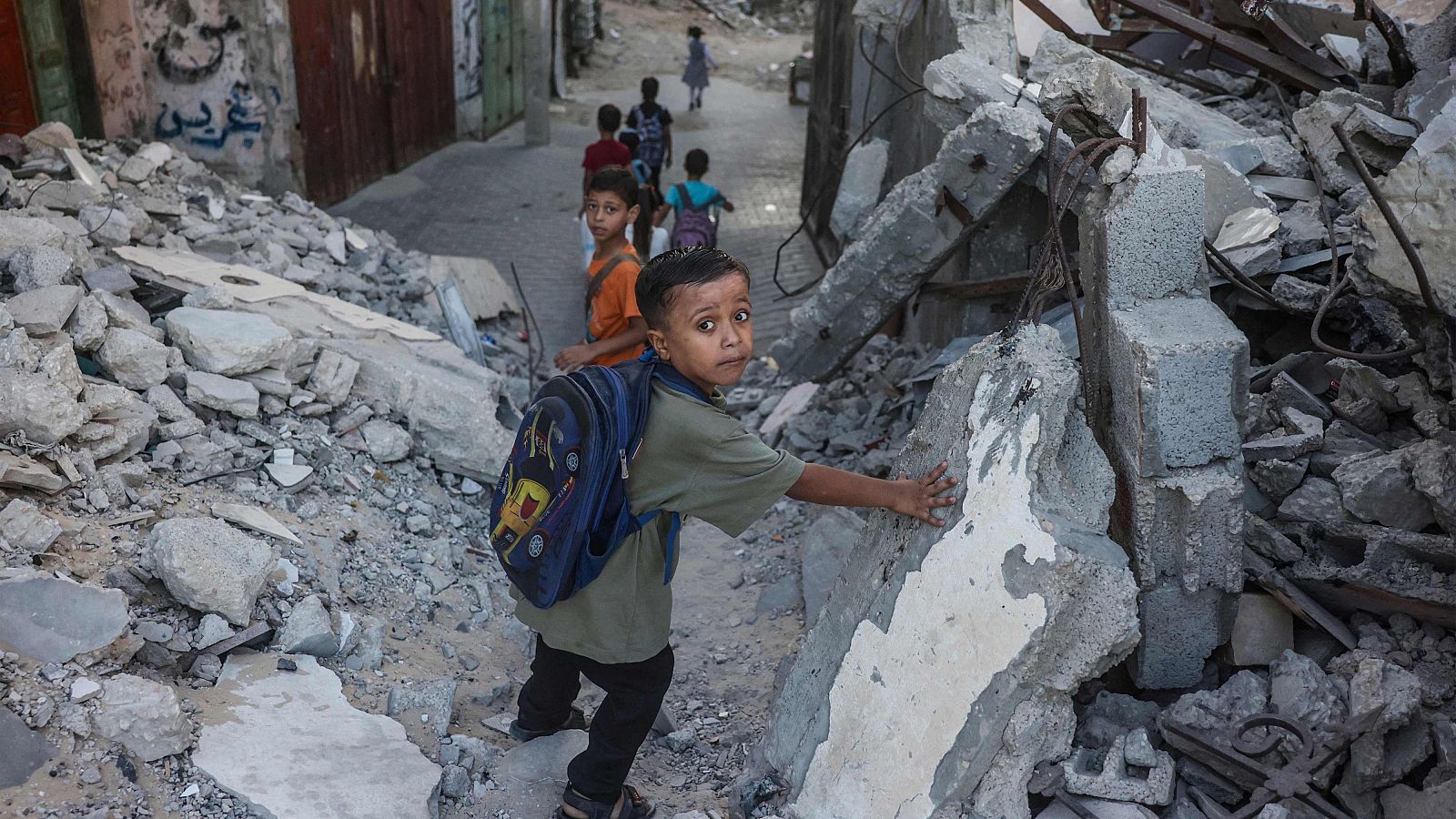 Los niños gazatíes regresan a unas aulas con pocos pupitres y aún bajo ataques israelíes