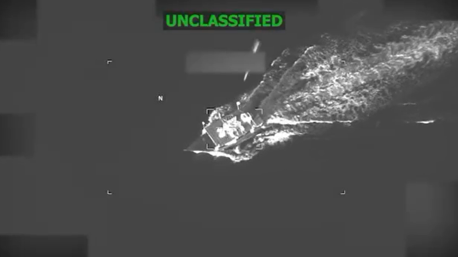 Captura de imagen del vídeo compartido por el Comando Sur (SOUTHCOM) en su página de X. La `flecha' luminosa que se acerca a la lancha es la estela del misil que va a destruirla.