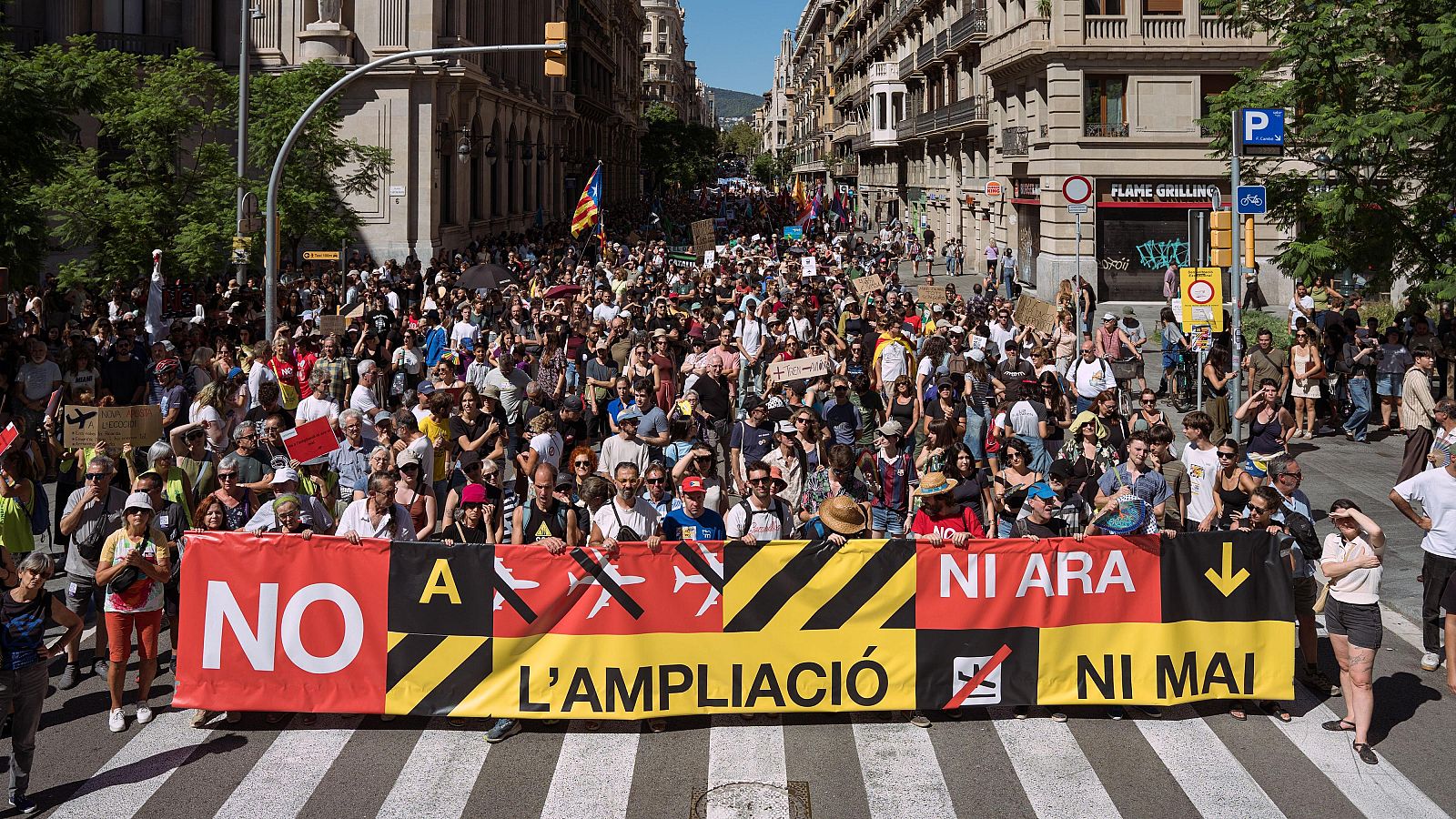 Capçalera de la manifestació contra l'ampliació de l'Aeroport del Prat, al passeig de Gràcia de Barcelona