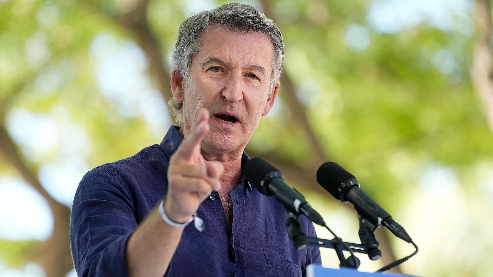 El presidente del PP, Alberto Núñez Feijoo, interviene durante un acto del partido en Badalona, este domingo.
