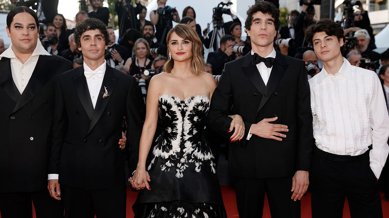 Fotografía de archivo, tomada en Cannes, que muestra a los directores Javier Ambrossi y Javier Calvo, junto a los actores "Carlos Gonzalez, Penélope Cruz, y Milo Quifes