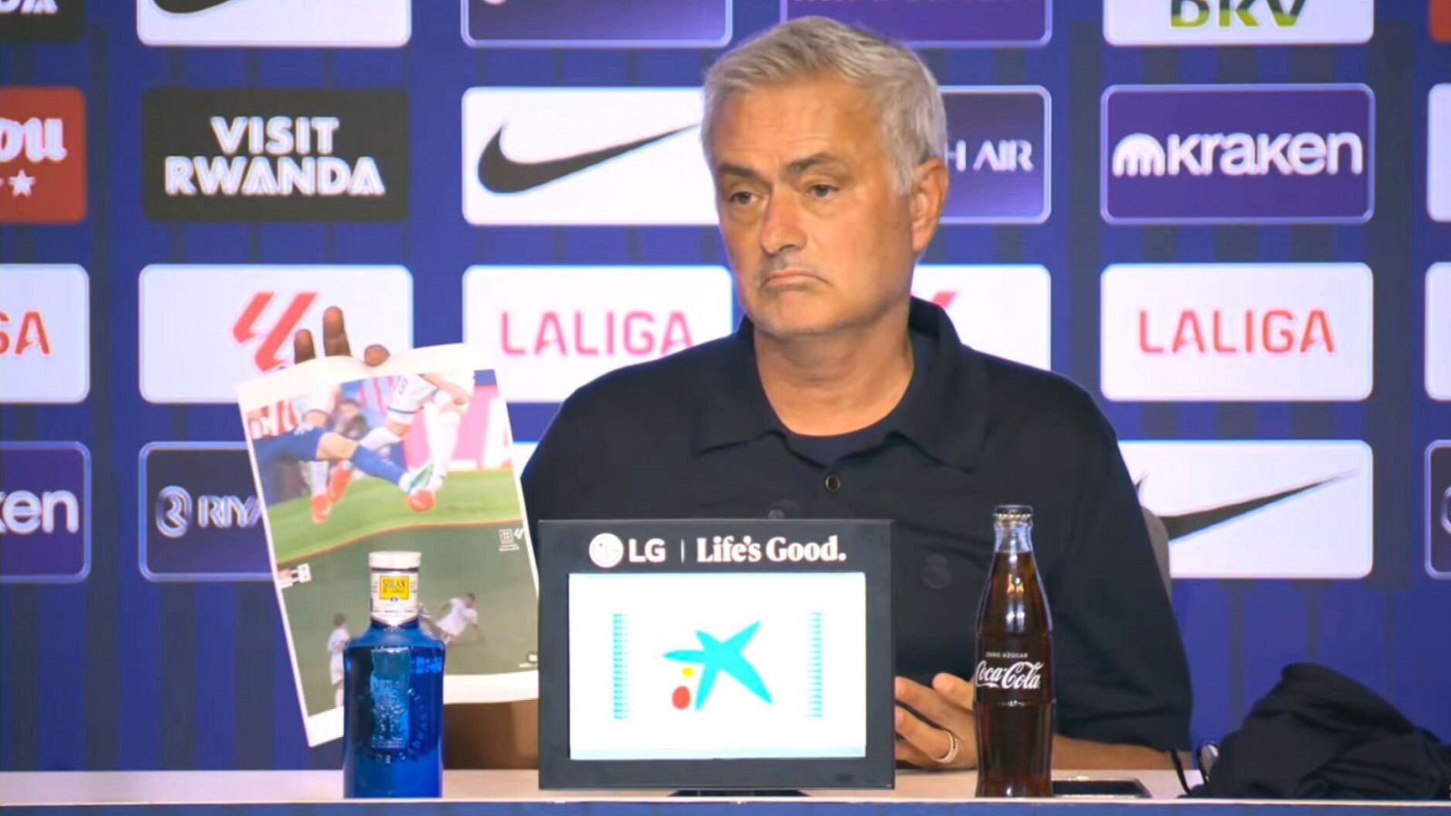 Mourinho y Simeone chocan tras el derbi madrileño