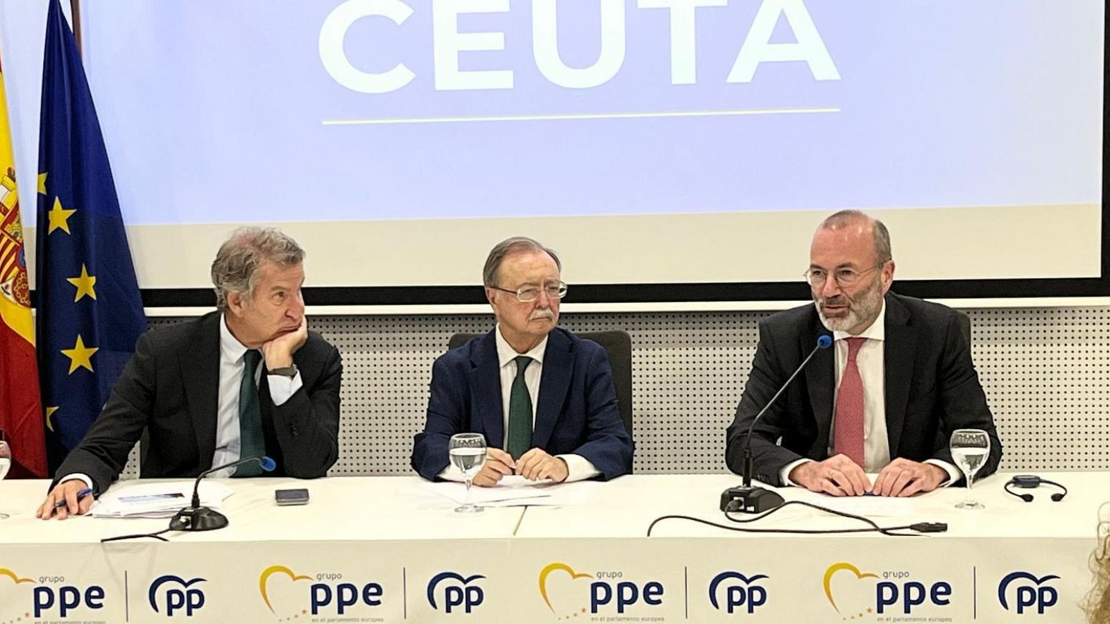 l presidente del Partido Popular, Alberto Núñez Feijóo; el presidente de la ciudad autónoma de Ceuta, Juan Jesús Vivas, y el presidente del EPP, Manfred Weber, durante una rueda de prensa