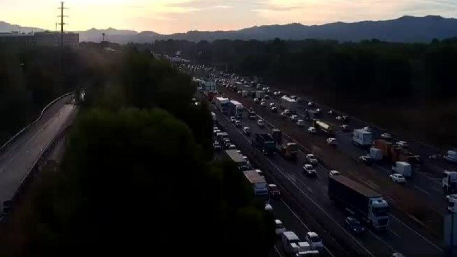 Imatge d'una de les càmeres de trànsit que han enregistrat les cues de retencions a l'AP-7