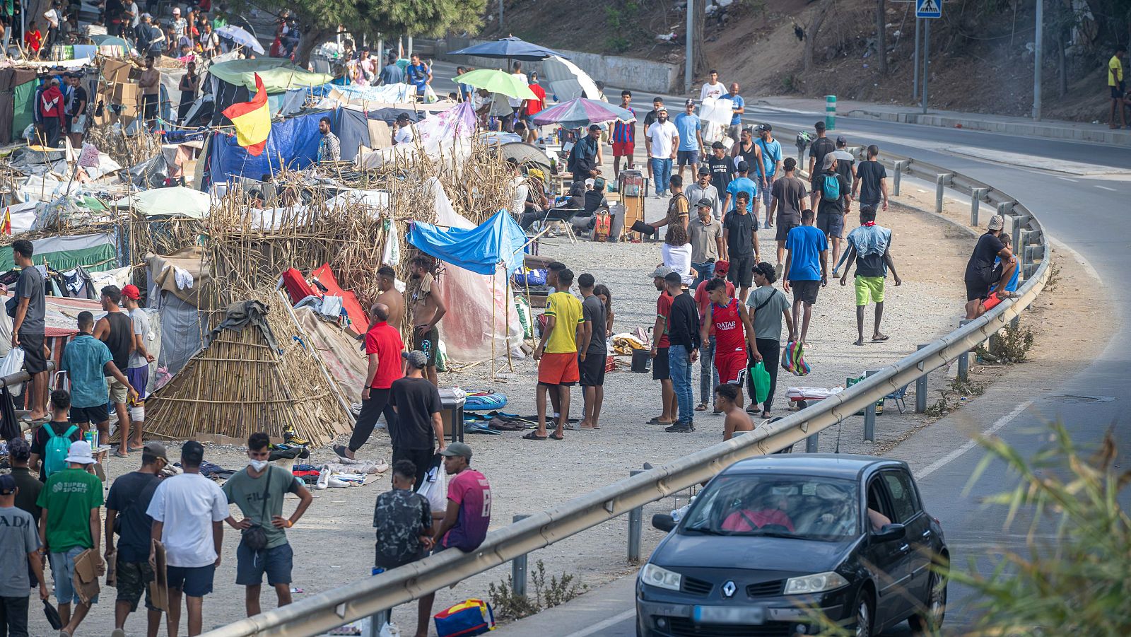 Migrantes en chabolas en la playa de Trampolín de Ceuta el 19 de septiembre de 2026