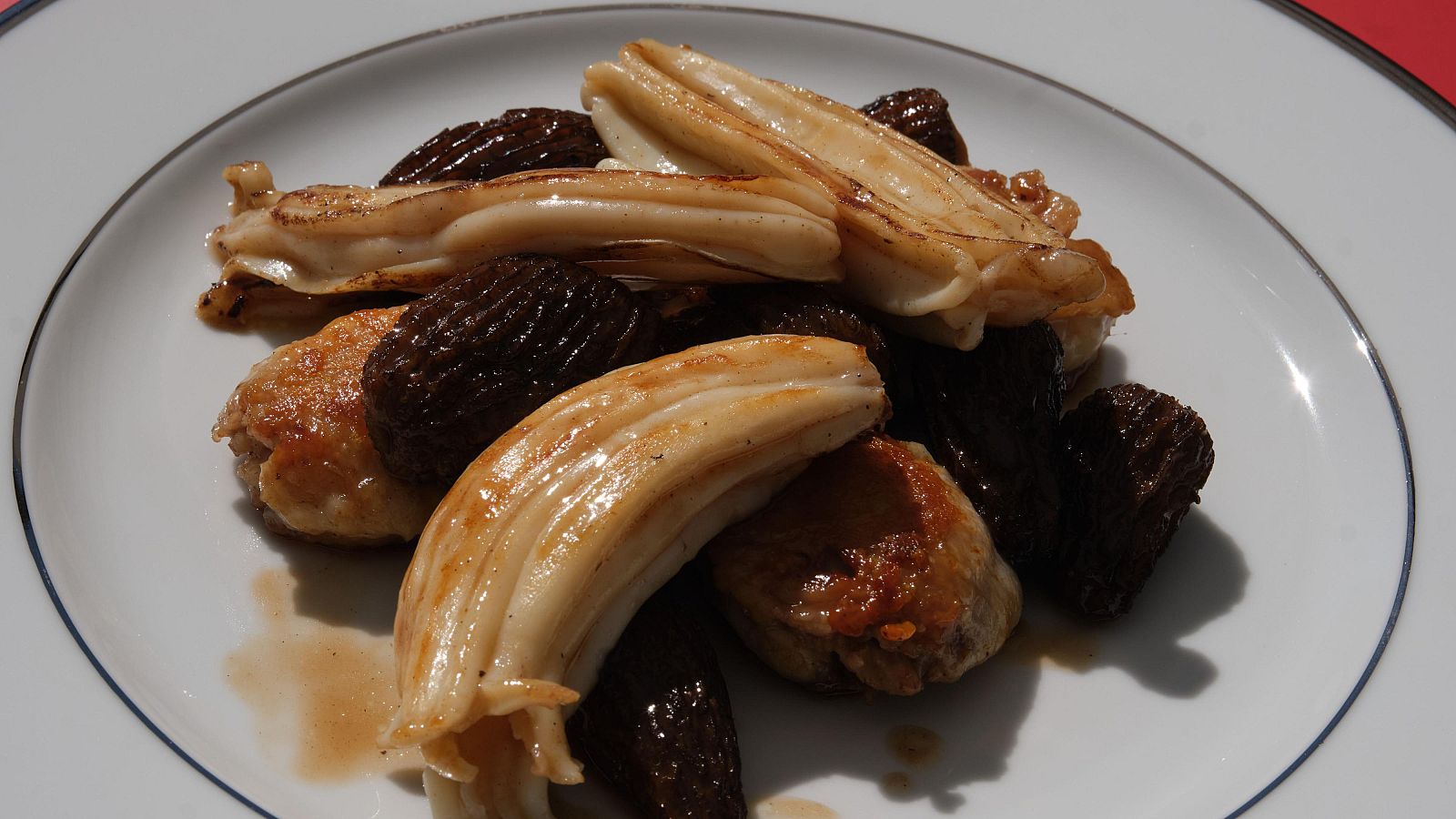 Receta de alitas de pollo con espardeña y morillas de MasterChef Celebrity Legends