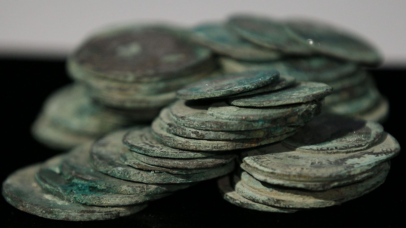 Monedas de dos y ocho reales de plata que forman parte del tesoro de la fragata 'Nuestra Señora de las Mercedes'.