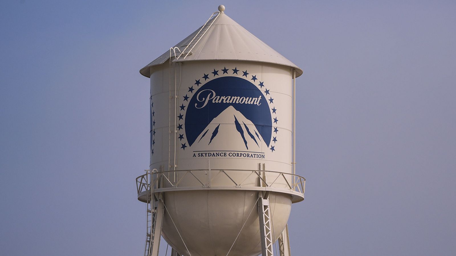 Paramount cierra un acuerdo que allana su fusión con Warner Bros.