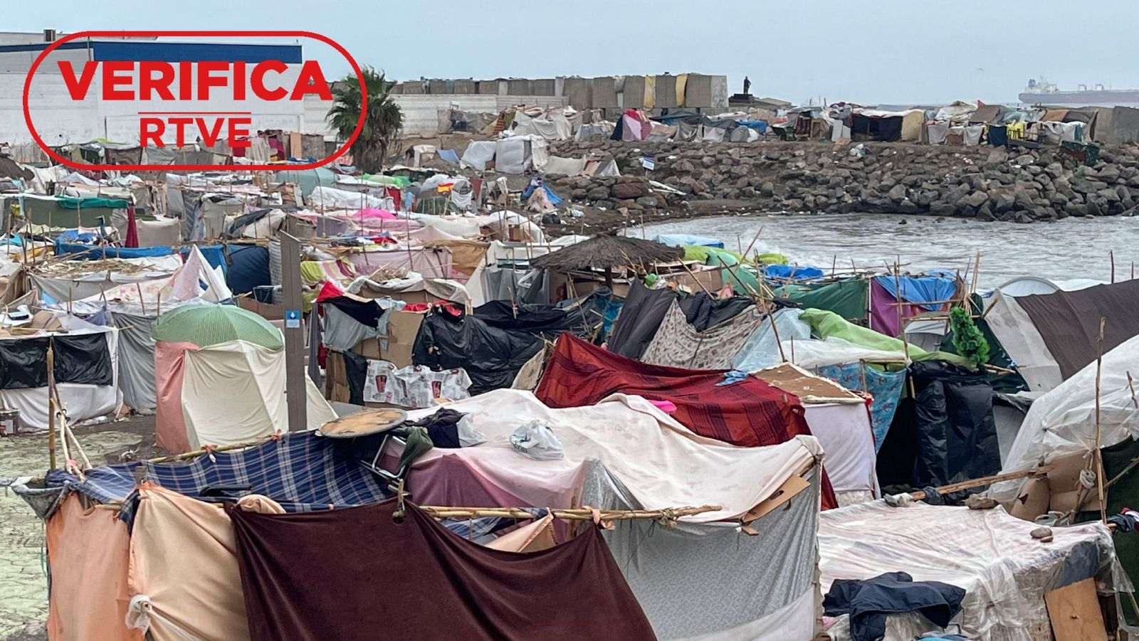 Imagen de la playa de Benítez en Ceuta el 20 de septiembre con el sello VerificaRTVE.
