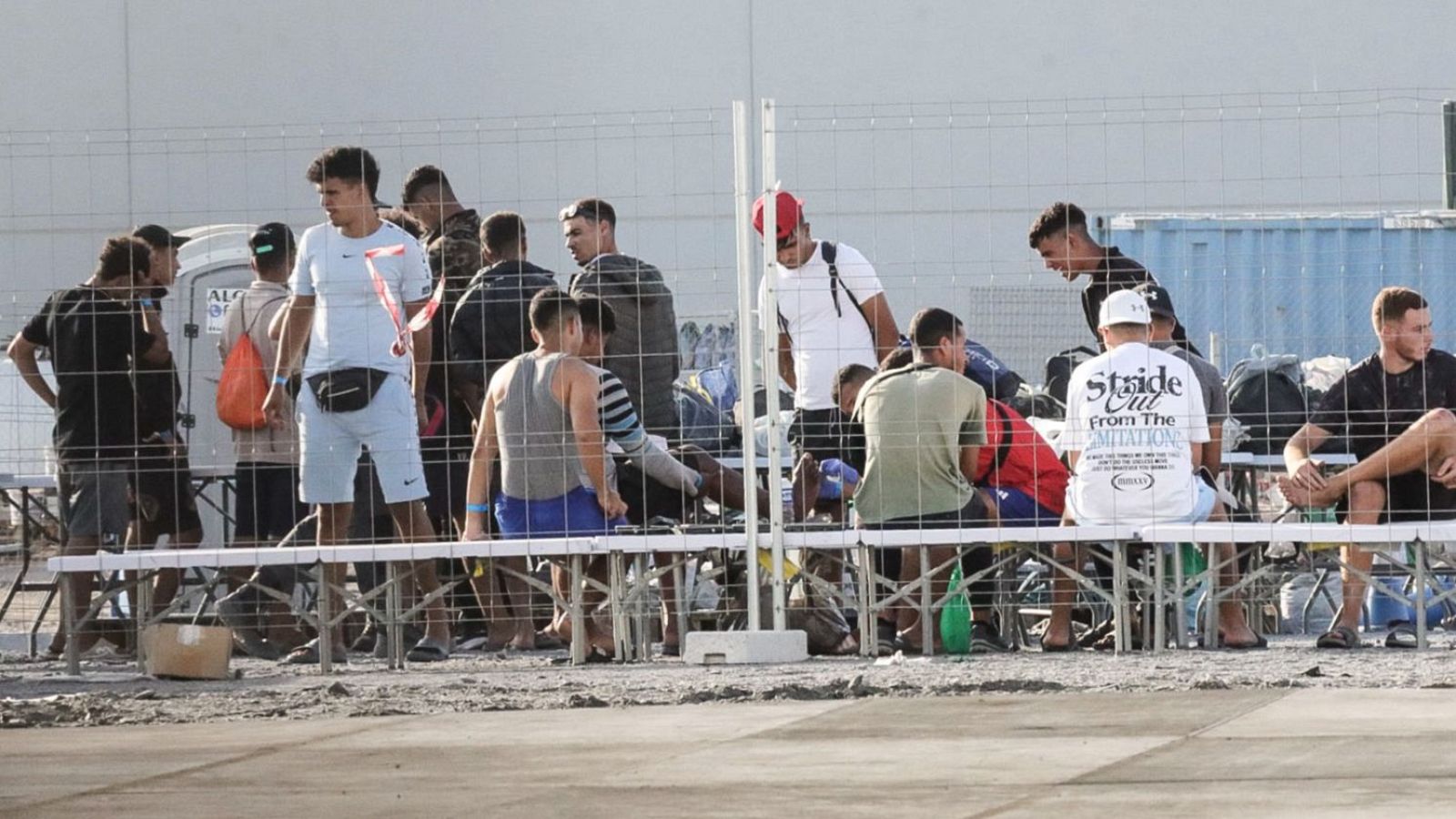 Migrantes instalados en el centro temporal del muelle de Poniente en el puerto de Ceuta