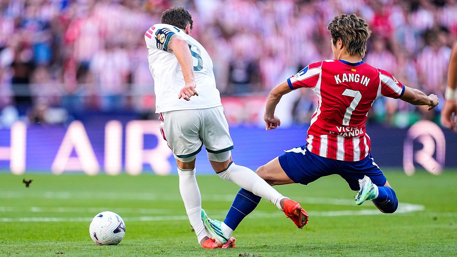 Fede Valverde recibe una entrada de Kang In durante el derbi Atlético de Madrid-Real Madrid de Liga.
